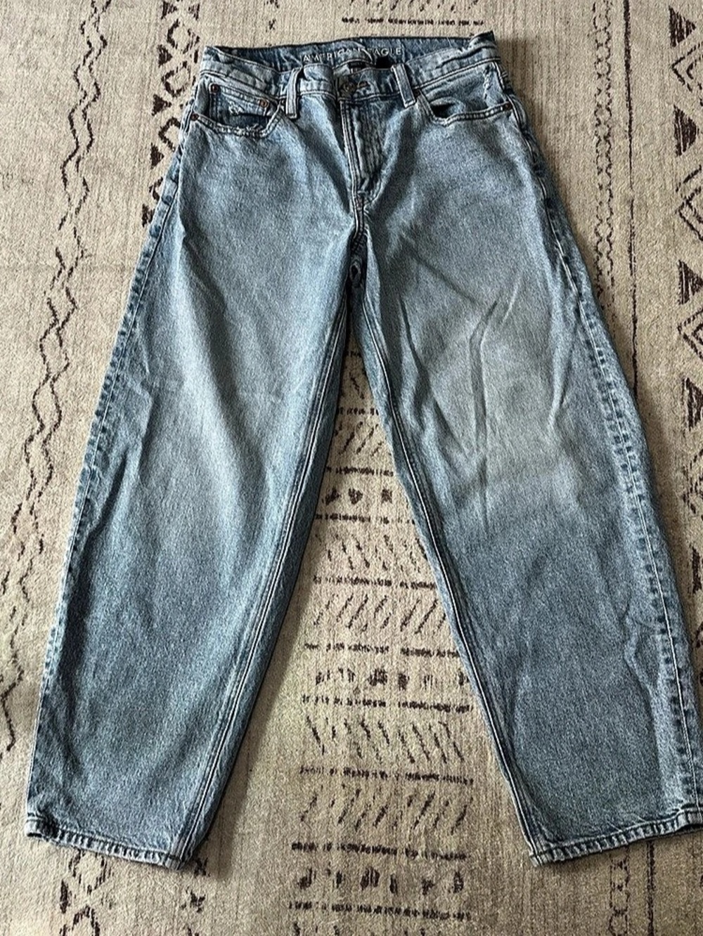 American Eagle Low-Rise Baggy Barrel Jeans • Light Wash Denim • Size 2